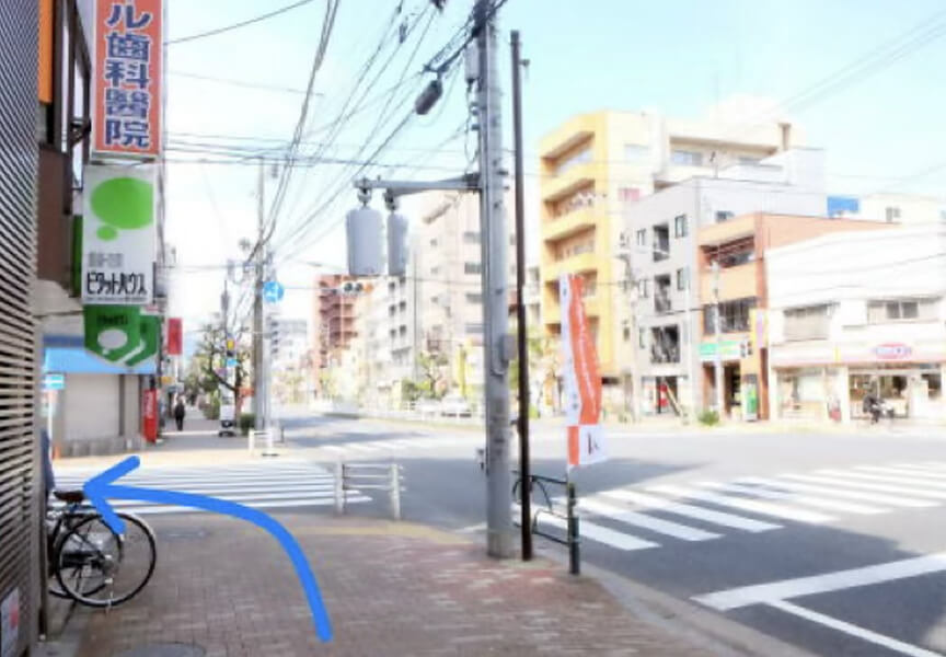 真っ直ぐ進んだ最初の交差点です。左手にはピタットハウス(すでに移転との事です)。対角にはオリジン弁当があります。ここを左に曲がります。